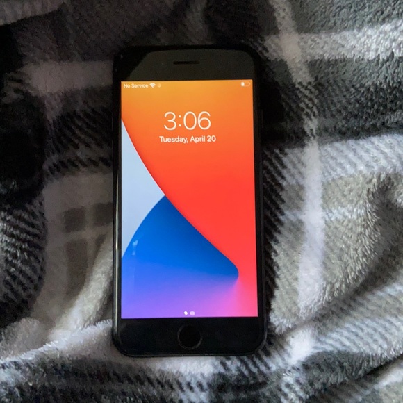 iPhone 7 - Picture 1 of 3